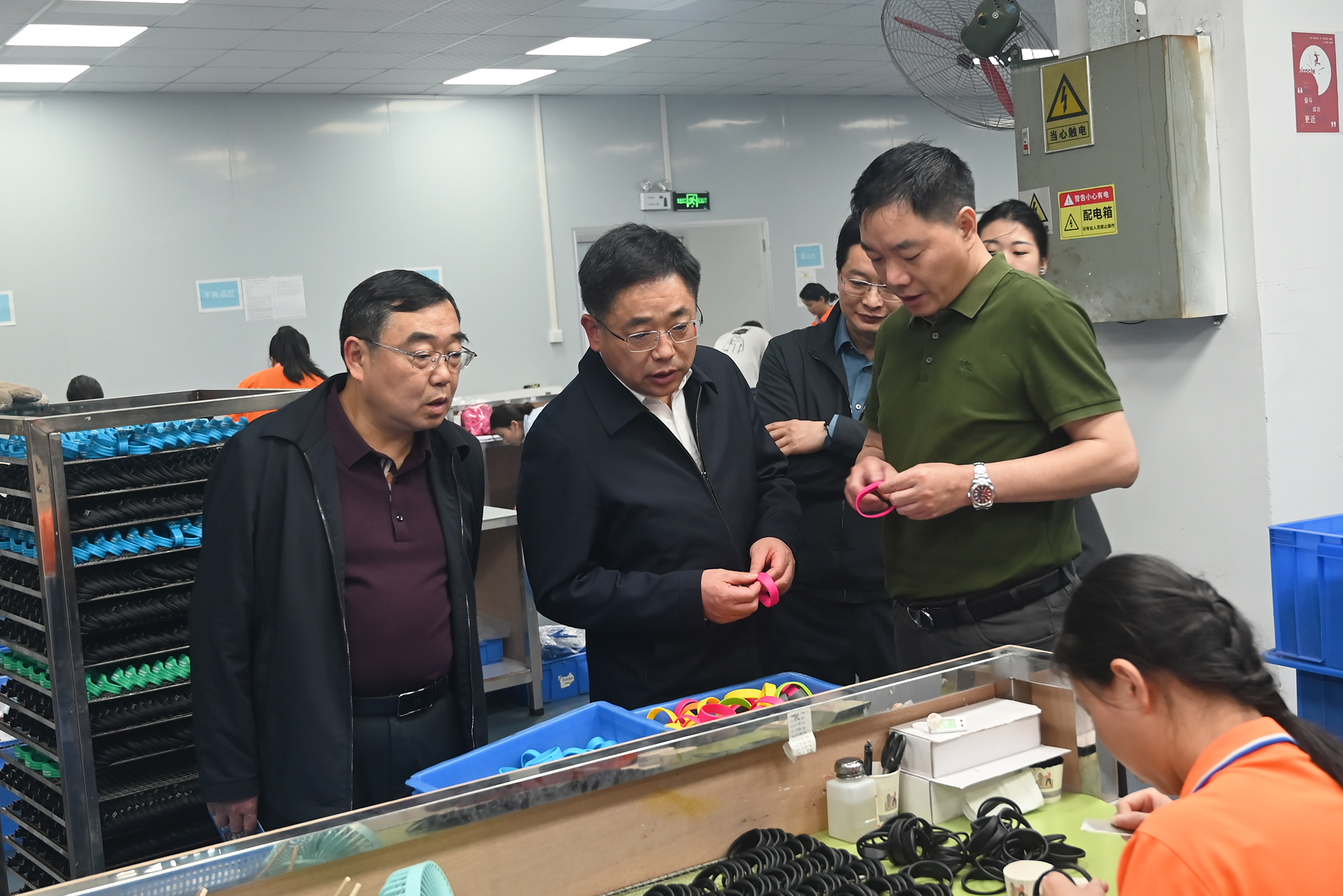蕲春县人大常委会党组书记主任蔡寿益莅临Ggpoker官网集团RFID电子标签工厂调查领导